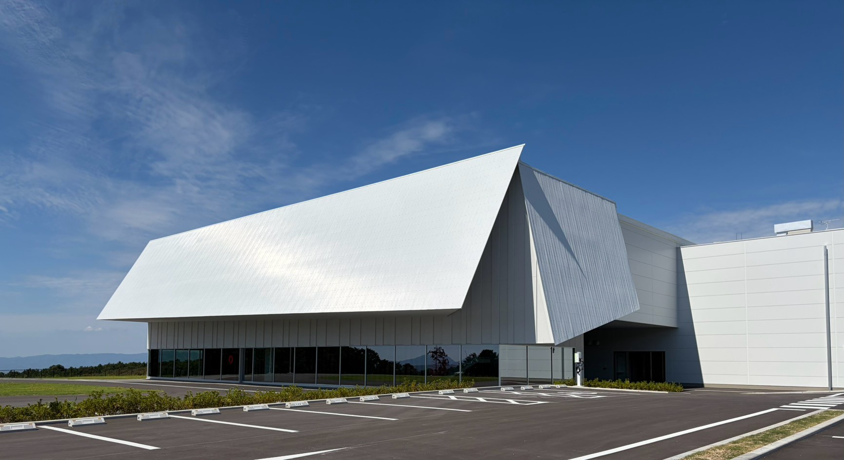 長崎県大村市の新工場が完成 | デザイン性と機能性を融合したスマート・ファクトリー始動へ